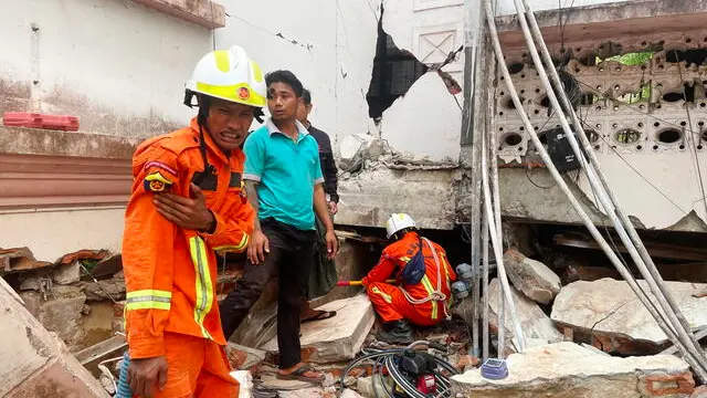 epa11994312 Rescuers search for survivors in damaged government staff housing buildings following an earthquake in Naypyidaw, Myanmar, 28 March 2025. Myanmar has declared a state of emergency and appealed for international aid after a 7.7-magnitude earthquake struck the country, with tremors felt in neighboring countries. EPA/NYEIN CHAN NAING