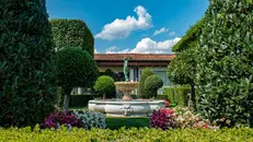 Scorcio del giardino con Hortus conclusus e fontana con statua in bronzo di Minerva. Le vasche 
sono di manifattura italiana del XVIII secolo (fotografia di Davide Pintore)