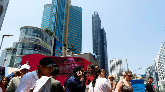 epa11994027 People gather on the ground outside a tall building after being shaken by the quake in Bangkok, Thailand, 28 March 2025. A 7.7-magnitude earthquake struck Myanmar, according to the United States Geological Survey (USGS), with tremors felt in neighboring Thailand. EPA/NARONG SANGNAK