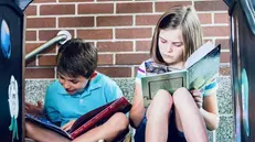 Due giovanissimi che leggono