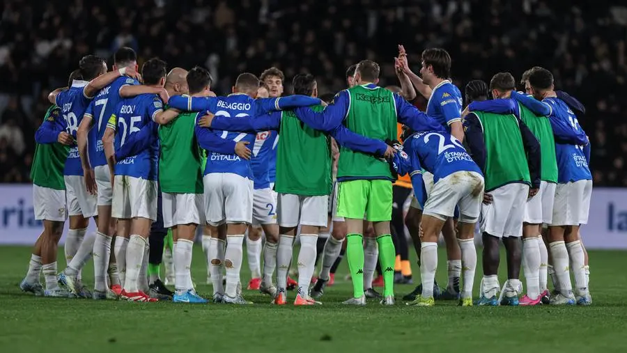 L'abbraccio di gruppo dopo la vittoria al Picco - Foto New Reporter Nicoli © www.giornaledibrescia.it