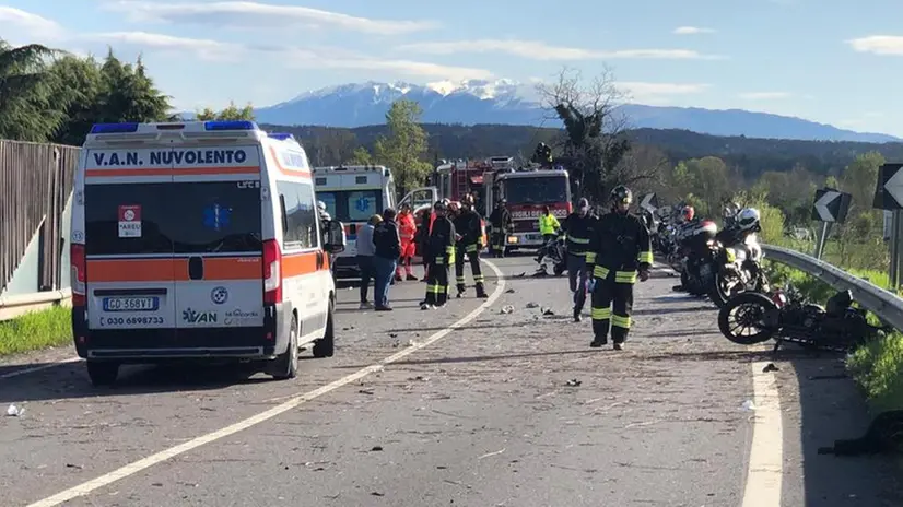 I soccorsi sulla 45bis, dove un'auto ha falciato quattro moto