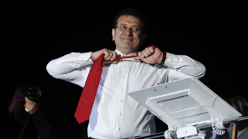 Ekrem Imamoglu, il sindaco sospeso dall'incarico dopo l'arresto per corruzione - Foto Ansa © www.giornaledibrescia.it