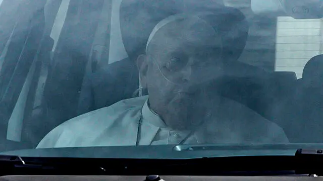 Pope Francis arrives at the Santa Marta residence in the Vatican after being discharged from the Agostino Gemelli Hospital following hospitalization due to a lung infection, Vatican City, 23 March 2025. ANSA/ANGELO CARCONI