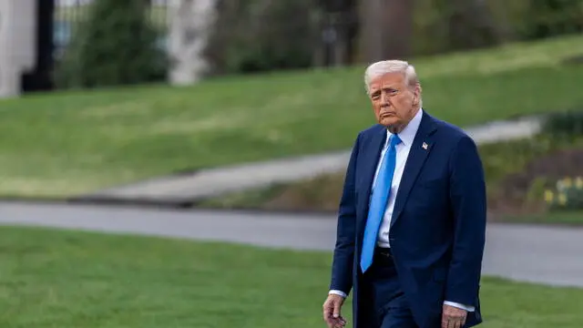 epa11995529 US President Donald J. Trump walks from the Oval Office to board Marine One on the South Lawn of the White House in Washington, DC, USA 28 March 2025. President Trump is off for a weekend trip to his residence in Florida. EPA/SHAWN THEW