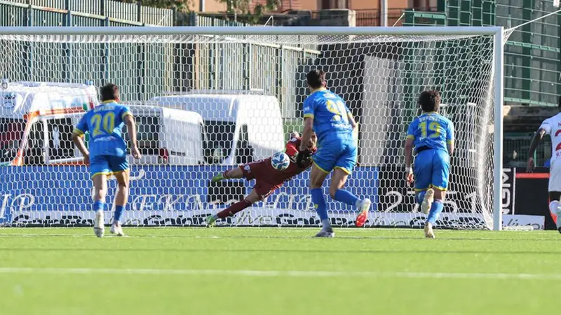 Il rigore parato da Lezzerini a Carrara - Foto New Reporter Nicoli © www.giornaledibrescia.it