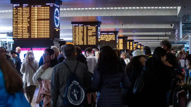 Passeggeri in attesa alla Stazione Termini per un guasto alla linea ferroviaria con ritardi e cancellazioni di treni Alta Velocità (Av), ntercity e Regionali, Roma, 02 ottobre 2024. ANSA/ANGELO CARCONI