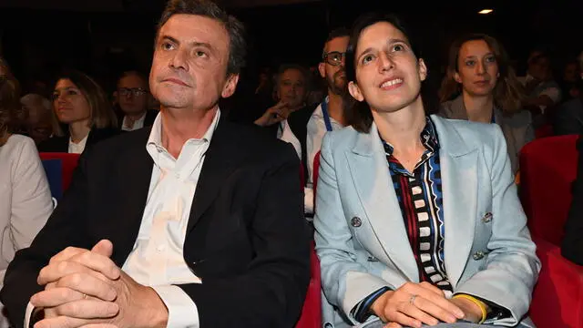 Il segretario Carlo Calenda con la segretaria del Pd, Elly Schlein, nel corso dell'Assemblea Nazionale di Azione a Roma, 28 ottobre 2023. ANSA/MAURIZIO BRAMBATTI
