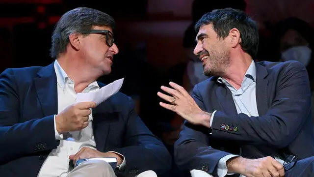 Il segretario di Si, Nicola Fratoianni, e il leader di Azione, Carlo Calenda (S), durante l'evento della Cgil ''Il Lavoro interroga'', Roma, 01 luglio 2022. ANSA/ETTORE FERRARI