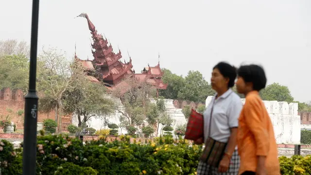 epa12002443 People walk past the damaged Mandalay palace in Mandalay, Myanmar, 01 April 2025. Myanmarâ€™s military government has declared a week of national mourning after a 7.7-magnitude earthquake struck the country on 28 March, killing more than 2,000 people and injuring thousands, according to the government. EPA/NYEIN CHAN NAING