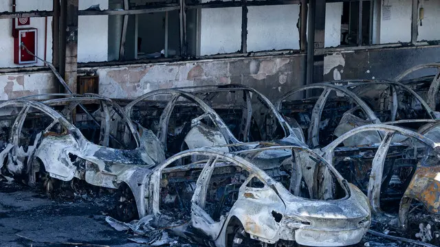 Incendio in un capannone, dove erano in deposito autovetture della casa Tesla, visa Serracapriolo. Roma, 31 marzo 2025 ANSA/MASSIMO PERCOSSI