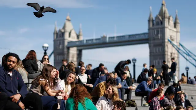 epa11974098 People enjoy the sunshine during lunchtime as they have lunch along The Queen's Walk near Tower Bridge in London, Britain, 19 March 2025. London is expected to experience a nearly 20 Celsius increase in temperatures, with freezing conditions giving way to spring weather and sunshine, pushing temperatures to the hottest day of 2025 so far in Britain this week. EPA/TOLGA AKMEN
