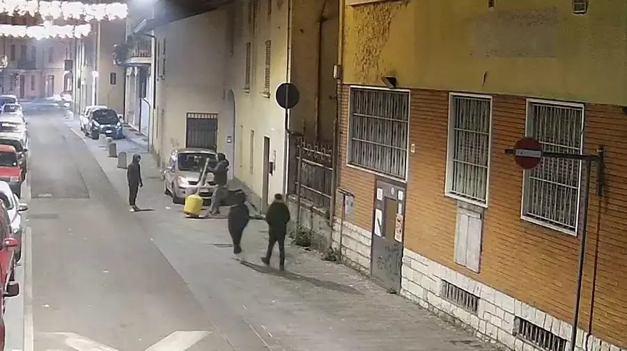 Un frame dei filmati delle telecamere che hanno immortalato gli atti vandalici - © www.giornaledibrescia.it