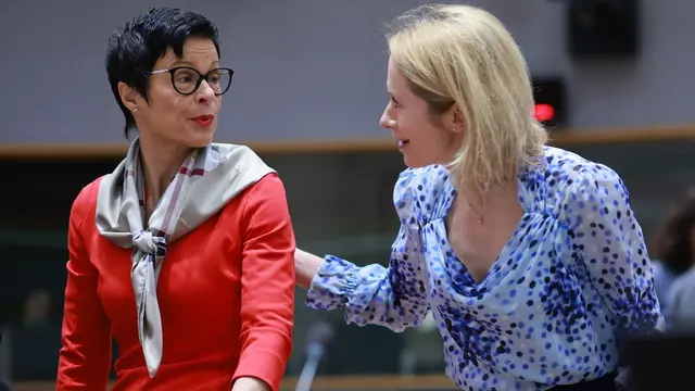 epa11969518 European Commissioner for Enlargement Marta Kos (L) and European Commission Vice-President and High Representative of the European Union for Foreign Affairs and Security Policy Kaja Kallas (R) converse during a European Foreign Affairs Council at the EU headquarters in Brussels, Belgium, 17 March 2025. EPA/OLIVIER HOSLET