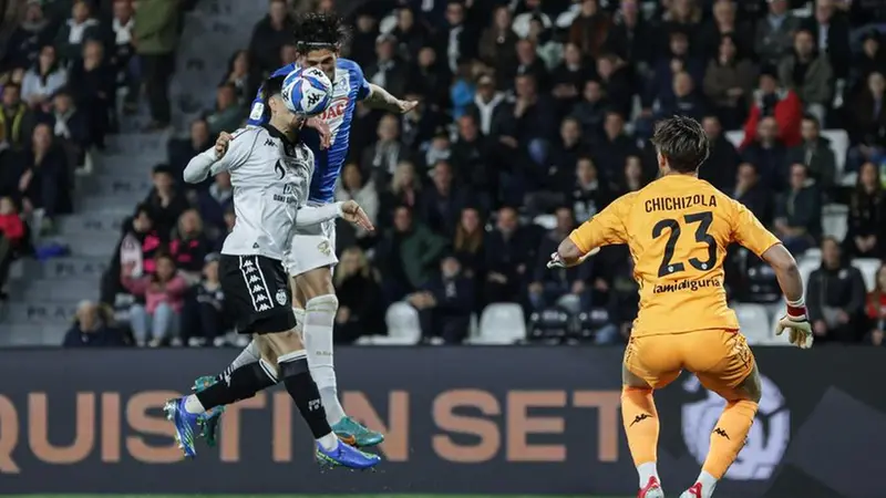 Il colpo di testa vincente di Borrelli al Picco - Foto New Reporter Nicoli © www.giornaledibrescia.it