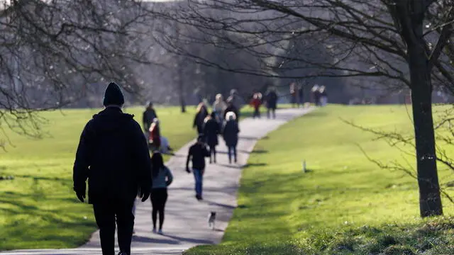 epa11803743 People take a walk in Regent's Park on a cold and sunny day in London, Britain, 03 January 2025. A cold Arctic blast brought the coldest day of the winter so far in Britain, triggering fresh amber weather warnings for snow and ice in England and Wales until 05 January. EPA/TOLGA AKMEN
