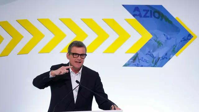 Il leader di Azione Carlo Calenda durante il suo intervento conclusivo al secondo congresso nazionale di Azione, Roma 30 marzo 2025. ANSA/FABIO FRUSTACI