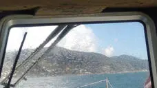 Gravoso impegno per i Vigili del fuoco oggi sulle scogliere di Moneglia. Ad una coppia di scalatori in parete è caduta una fune mentre arrampicavano su una falesia. Nel tentativo di recuperarla il ragazzo si è calato fino agli scogli dove è stato colto da una violenta ondata. Il mare lo ha poi trascinato in acqua. Il compagno di scalata, una ragazza, rimasta bloccata più in alto è stata recuperata dal personale SAF con l'elicottero Drago VF 125 e portata in salvo mentre da terra stava già operando personale SAF e CNSAS. Via mare sono giunti la motonave della Gadda e il nucleo sommozzatori del comando di Genova. Questi stanno effettuando le ricerche dell'uomo disperso.