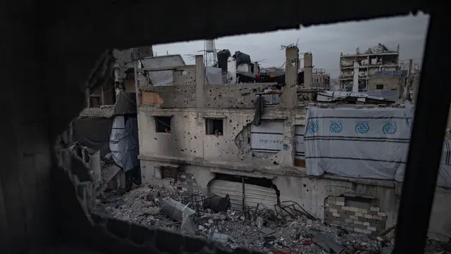epa11970619 Palestinians among the rubble of destroyed buildings during the holy month of Ramadan in Jabalia refugee camp, northern Gaza Strip, 17 March, 2025. EPA/HAITHAM IMAD