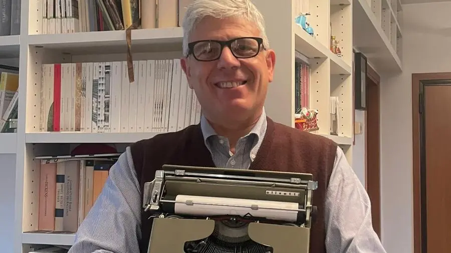 Giuseppe Lupo con una Lettera 22 - © www.giornaledibrescia.it