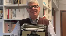 Giuseppe Lupo con una Lettera 22 - © www.giornaledibrescia.it