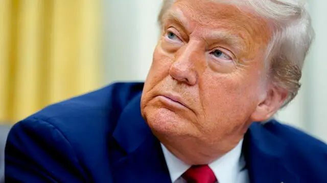 epa12002048 US President Donald Trump during an executive order signing in the Oval Office at the White House in Washington, DC, USA, 31 March 2025. The order directs the Federal Trade Commission to work with the Department of Justice to ensure that competition laws are enforced in the concert and entertainment industry, and pushes state consumer protection authorities on enforcement. EPA/ALEXANDER DRAGO / POOL