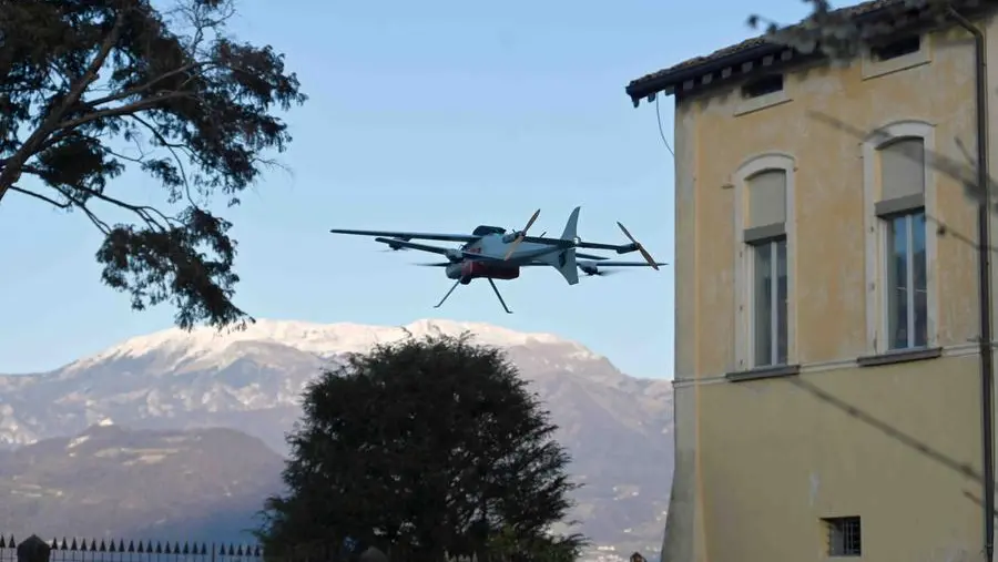 Il drone in volo durante il primo test - © www.giornaledibrescia.it
