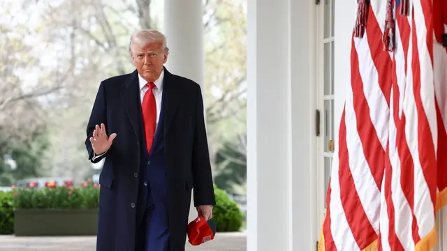 epaselect epa12006002 US President Donald Trump arrives to announce reciprocal tariffs against US trading partners in the Rose Garden of the White House in Washington, DC, USA, 02 April 2025. Trump has branded the day 'Liberation Day', though most economists expect US consumers to foot the costs. EPA/JIM LO SCALZO / POOL