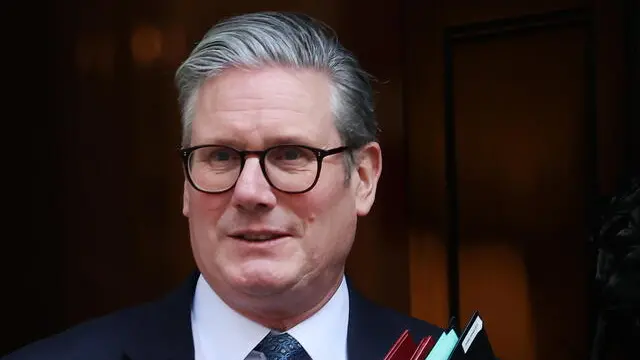 epa12004783 British Prime Minister Keir Starmer leaves his residence at 10 Downing Street for the weekly Prime Minister's Questions (PMQs) session at Parliament in London, Britain, 02 April 2025. EPA/ANDY RAIN