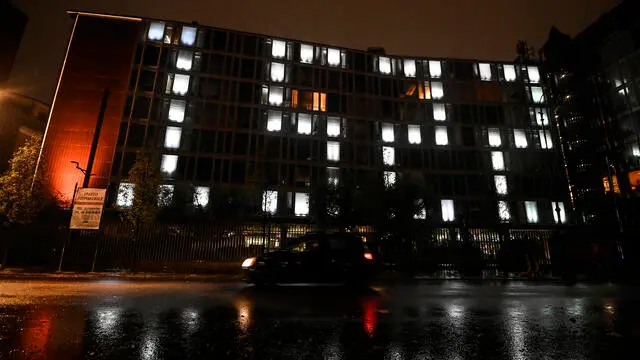 L’installazione luminosa sulla facciata della sede Rai di viale Mazzini a comporre il numero gratuito antiviolenza e stalking 1522 in occasione della Giornata Internazionale contro la Violenza sulle Donne, Roma, 25 novembre 2021. ANSA/RICCARDO ANTIMIANI