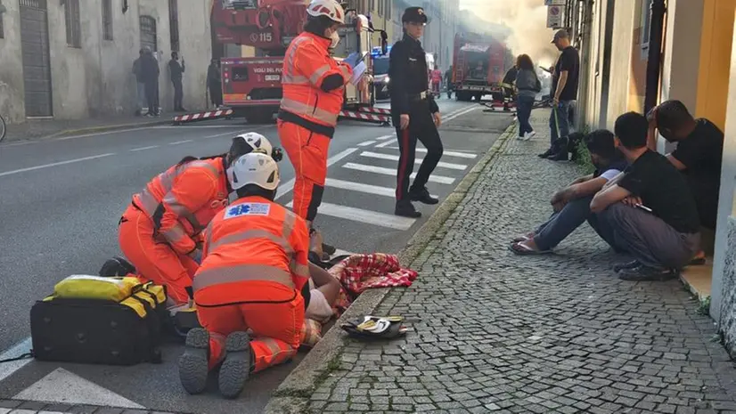 I rifugiati che si sono messi in salvo appena dopo l'incendio