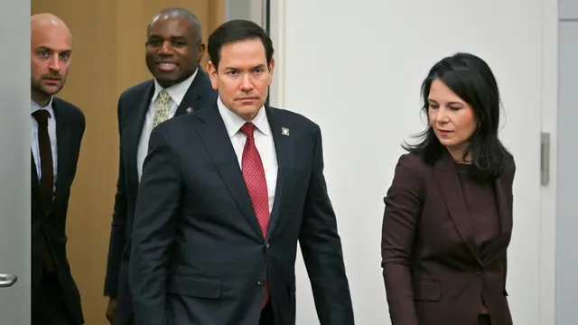 epa12009031 (L-R) France's Minister for Europe and Foreign Affairs Jean-Noel Barrot, UK Foreign Secretary David Lammy, US Secretary of State Marco Rubio and German Minister for Foreign Affairs Annalena Baerbock arrive for talks on the sidelines of the North Atlantic Treaty Organization (NATO) meeting of NATO Foreign Ministers at NATO's headquarters in Brussels, Belgium, 04 April 2025. EPA/NICOLAS TUCAT / POOL