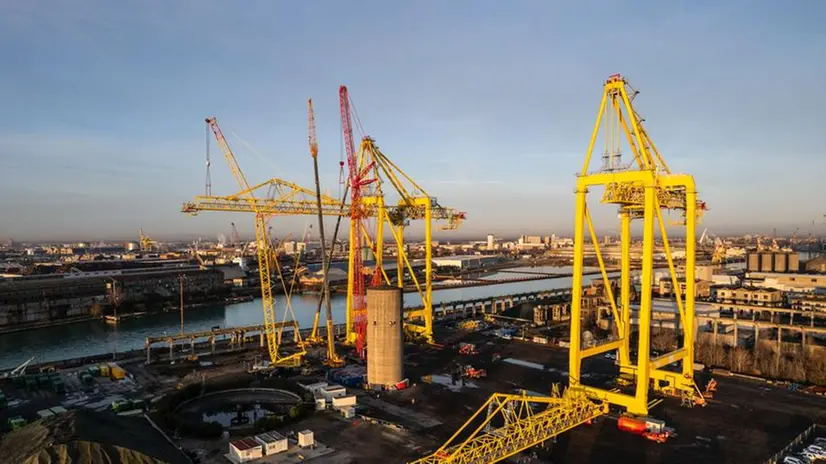 Le grandi gru nel porto di Trieste installate da Tm di Brescia - © www.giornaledibrescia.it