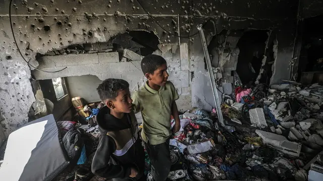epa12005383 Internally displaced Palestinians inspect the damage at the site of a UN clinic following an Israeli airstrike, in the Jabalia refugee camp, northern Gaza Strip, 02 April 2025. According to the Palestinian Health Ministry in Gaza, at least 18 people were killed in the strike that hit a UN facility sheltering displaced people in Jabalia camp. Israeli forces resumed airstrikes on Gaza on 18 March, ending a ceasefire that had been in place since 19 January 2025. EPA/MOHAMMED SABER