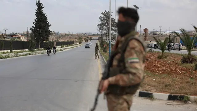 epa12009659 Syrian army members secure the exit of a first contingent of Syrian Democratic Forces (SDF) militants as they leave Aleppo, headed for SDF-controlled northeastern Syria, in Aleppo, Syria, 04 April 2025. An agreement was reached between the new Syrian government and the SDF forces for the exit of armed fighters from the eastern neighborhoods of Aleppo, as well as for the release of prisoners from both sides. EPA/MOHAMMED AL-RIFAI