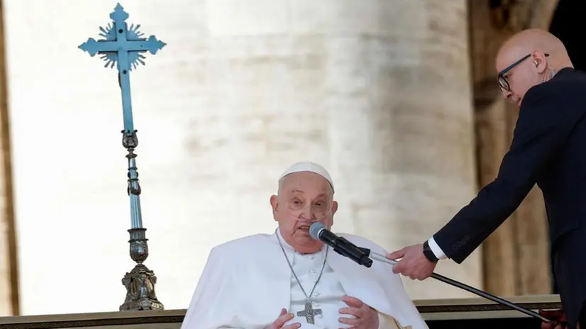 Papa Francesco in piazza San Pietro per il Giubileo dei malati