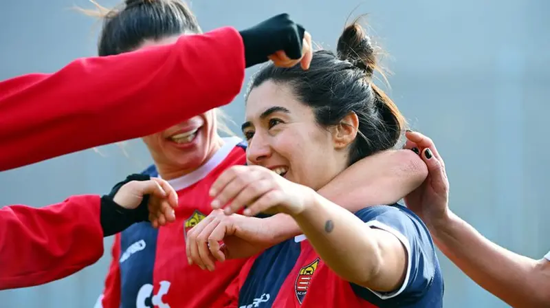 Romina Pinna abbracciata dalle compagne