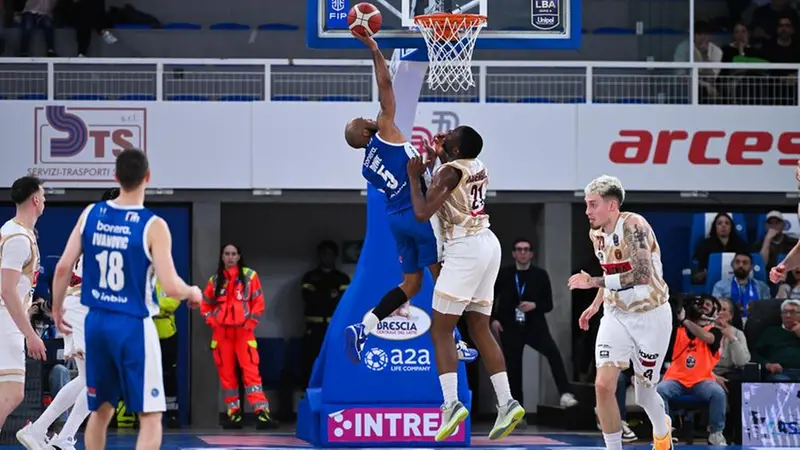 Chris Dowe a canestro - Foto New Reporter Checchi © www.giornaledibrescia.it