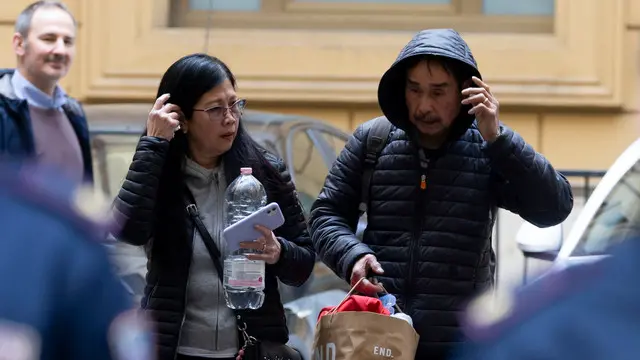 I genitori di di Mark Samson l’omicida di Ilaria Sula, escono dalla Questura di Roma. Roma, 2 aprile 2025 ANSA/MASSIMO PERCOSSI