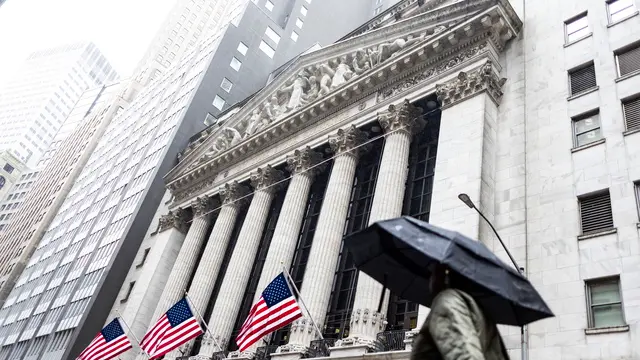 epa12016371 A person walks past the front of the New York Stock Exchange in New York, New York, USA, 07 April 2025. World financial markets are continuing to react to reciprocal tariffs that US President Donald Trump announced in the previous week. EPA/JUSTIN LANE