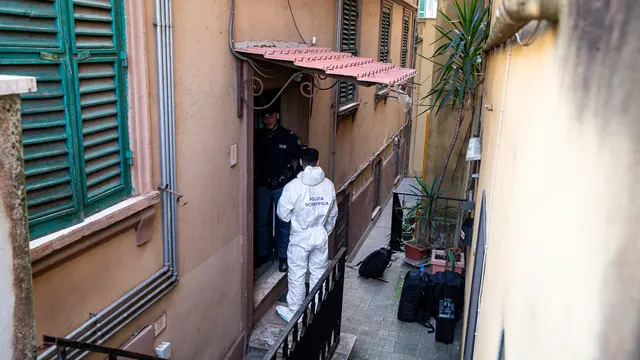 La Polizia Scientifica effettua i rilievi in un appartamento nel quartiere Africano per l’omicidio della studentessa Ilaria Sula, scomparsa lo scorso 25 marzo nella capitale e ritrovata senza vita un'area boschiva nei pressi del Comune di Poli, all'interno di una valigia, Roma, 02 aprile 2025. ANSA/ANGELO CARCONI