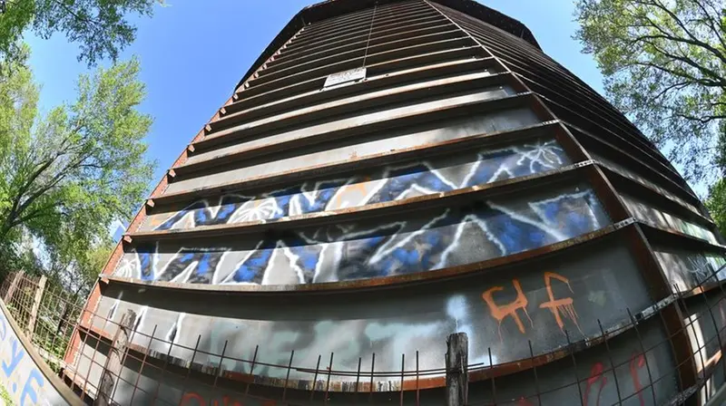 Scritte sul gasometro - Foto Gabriele Strada/Neg © www.giornaledibrescia.it