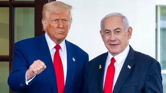 epa12016426 US President Donald J. Trump (L) greets Israeli Prime Minister Benjamin Netanyahu (R) as he arrives for a meeting at the West Wing of the White House in Washington, DC, USA, 07 April 2025. President Trump and Prime Minister Netanyahu’s East Room press conference has been cancelled. EPA/SHAWN THEW