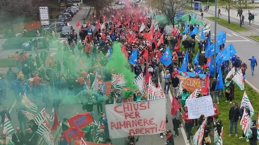 La manifestazione dei lavoratori bresciani a fine marzo - © www.giornaledibrescia.it