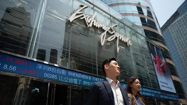 epaselect epa12015568 Screens displaying the Hang Seng Index at Exchange Square in Hong Kong, China, 07 April 2025. The Hang Seng Index closed at 19828.30, down 13 percent, in response to recent US tariffs. EPA/Bertha Wang