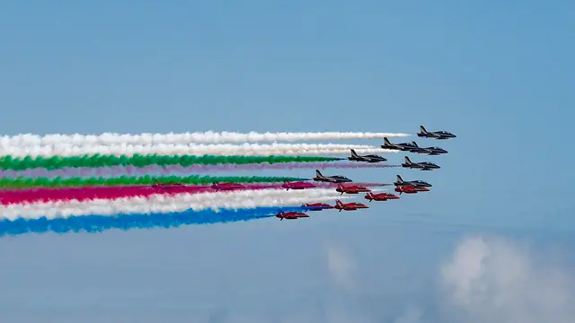 epa12017294 The Italian air force's aerobatic team, Frecce Tricolori, and the RAF's Red Arrows perform in the sky of Rome during the state visit of Britain's King Charles III and Queen Camilla, Rome, Italy 08 April 2025. EPA/FABIO FRUSTACI