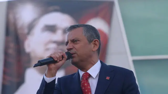 epa12014026 Leader of Turkey's main opposition Republican People's Party (CHP) Ozgur Ozel attends a CHP rally against the detention of the mayor of Istanbul, in Ankara, Turkey, 06 April 2025. Istanbul mayor Ekrem Imamoglu of the Republican People's Party (CHP) was jailed and dismissed by the Turkish Ministry of Interior on 23 March on corruption charges, following his detention on 19 March along with 100 others. EPA/NECATI SAVAS