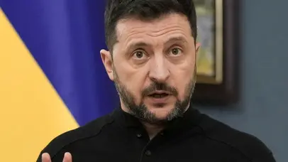 epa12010046 Ukrainian President Volodymyr Zelensky addresses a press conference in Kyiv, Ukraine, 04 April 2025. Zelensky briefed journalists about a meeting held in Kyiv between military chiefs of France, Britain and Ukraine regarding the deployment of peacekeepers. EPA/STRINGER