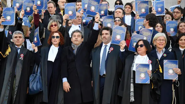Flash Mob dell’Associazione Nazionale Magistrati davanti al Palazzo della Cassazione contro la riforma della Giustizia con il Presidente ANM Cesare Parodi e il Segretario Rocco Maruotti Roma, 27 febbraio 2025 ANSA/FABIO CIMAGLIA