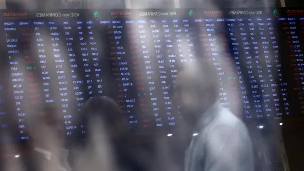 epa12015056 Stockbrokers monitor stock prices at the Pakistan Stock Exchange (PSX) in Karachi, Pakistan, 07 April 2025. The Pakistan Stock Exchange (PSX) experienced a significant decline of over 3,000 points on 07 April in intraday trade, with the KSE-100 index dropping to 115,397.00, a decrease of 2.86 percent from the previous close. EPA/REHAN KHAN
